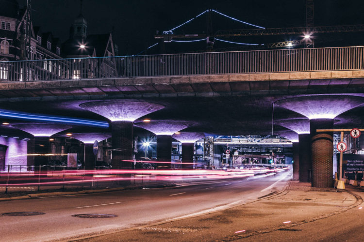 Luches de coche bajo puente