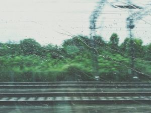 tren y lluvia