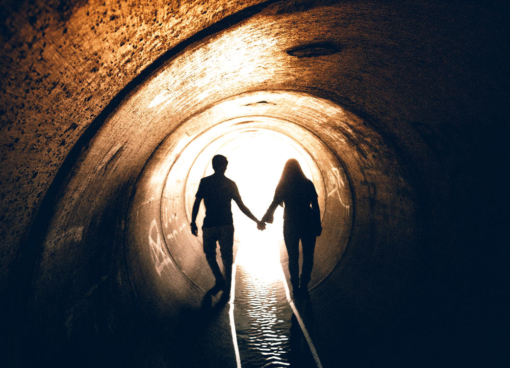 pareja de la mano al final del tunel